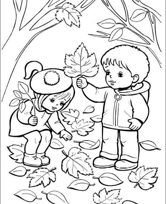 Dos Niños lindos con hojas en Otoño