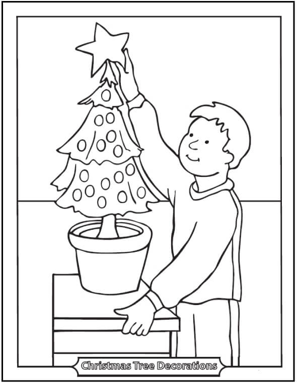 Niño Decorando el Árbol de Navidad