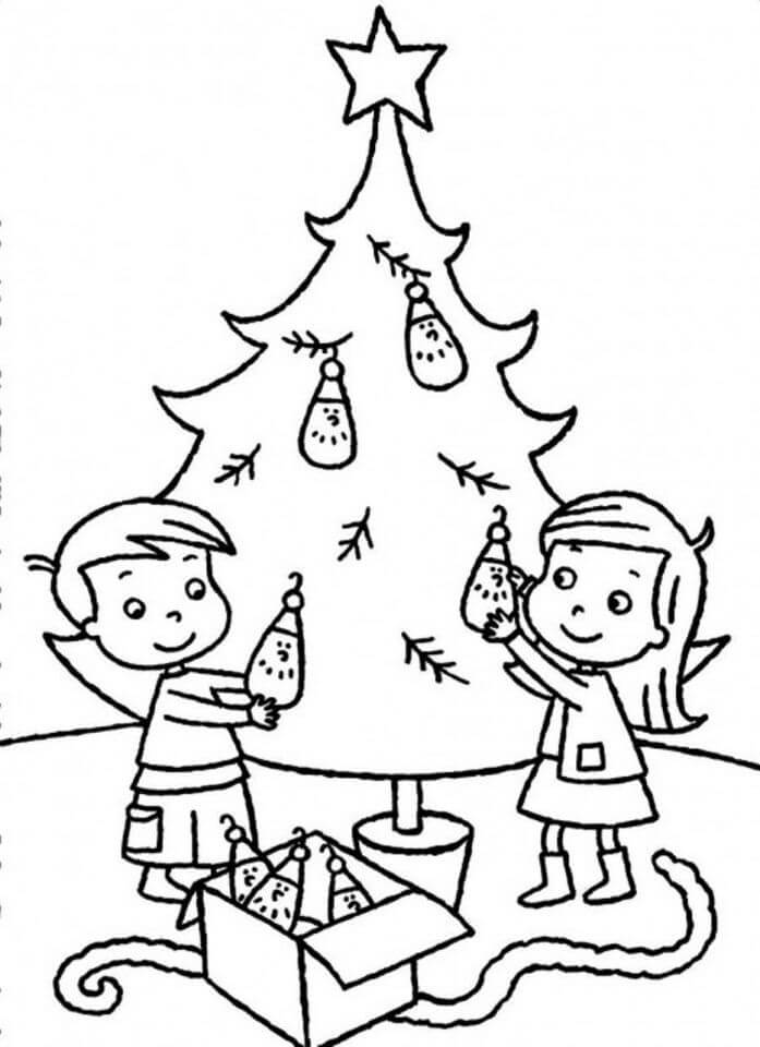 Niños Decorando el Árbol