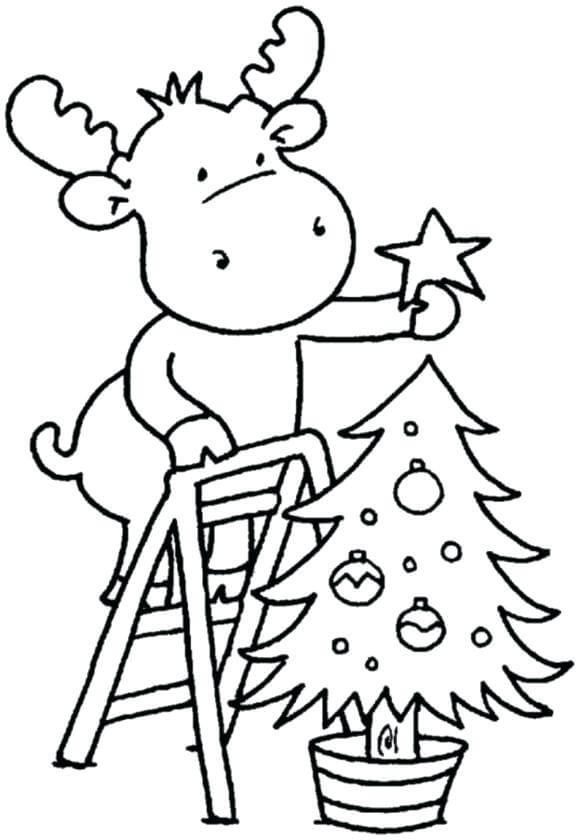 Reno decorando el árbol de Navidad